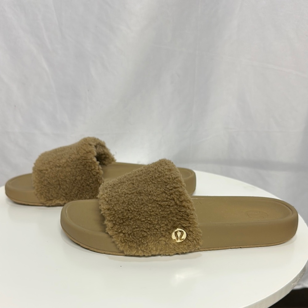 NWOT lululemon athletica Tan Fleece Slippers